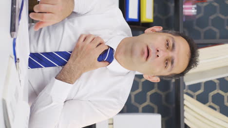 Vertical-video-of-Businessman-with-shortness-of-breath.